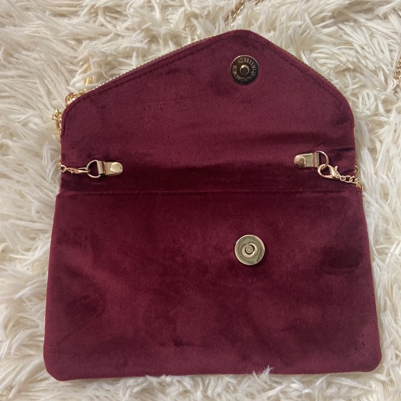 Altar’s State Velvet Clutch - Picture 3 of 5